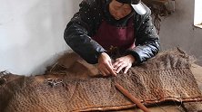 实拍农村老人编蓑衣，很多年轻人都没见过，这种古代雨衣会失传吗