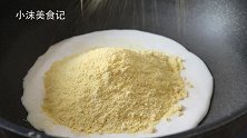 把一碗玉米面倒进牛奶里面，又香又脆，比桃酥还解馋
