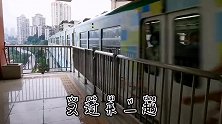 李子坝站轨道临江靠山，列车穿楼而过，这是绝无仅有的震撼风景