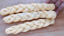 家庭版千层小麻花这样做，方法很简单，一学就会，味道很好哦！