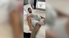 国外男子在肚子上捆西瓜，体验当孕妇