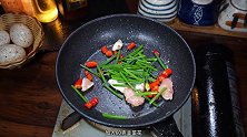 鸡肉怎么做好吃，简单又好吃的鸡肉炒韭菜花，超级开胃