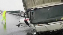 台风灿都来袭，货车乘客掉落桥下，交警紧急救援
