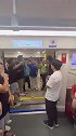 安保都拉不住！广州大连球迷地铁上爆发冲突
