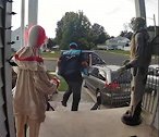 美国：一名快递员被顾客门口突然活动的万圣节装饰吓跑