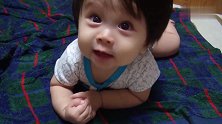 小宝宝太可爱了，小脸白净，眉眼清亮，还说着一口正宗的“婴语”