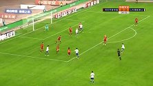 吴兴涵与刘洋左路完成撞墙配合 禁区前沿突施冷箭偏出