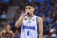 尴尬啊！北京小将2打1必进上篮竟然不中 解说都看不下去了
