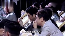 沈腾在颁奖礼上盖毯子睡觉，包裹严实只露脑袋，吴京张译表情亮了