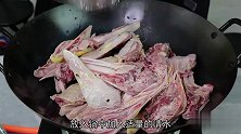 为老婆做了一锅麻辣鸭头，麻辣入味，不吃辣的我们竟然全部吃完了