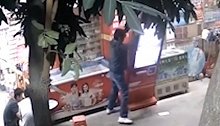 男子猛踹砸开彩票机偷走203张彩票 被抓时已刮开三分之