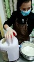 榨梨汁，准备做止咳棒棒糖