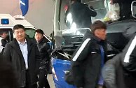 申花大巴抵达球场球员表情轻松 吴晓晖周军随大巴前往