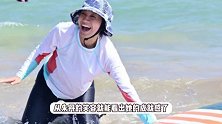 朱丹和儿女海边冲浪，4岁儿子身手敏捷像爸爸，周一围带娃累到苦笑