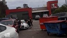 澳大利亚：一女子因停车位与人争执开车撞倒两人后被捕