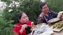 胖妹和奶奶喝羊肉汤，几百元的羊腿做成的，就是很好吃