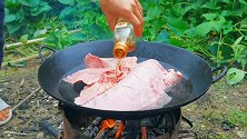 猪肺怎么烹制才好吃呢，看看农村人这做法，太美味了，高手在民间