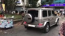 奔驰G63走烂路，价值300万越野车，稳定性真不是吹的
