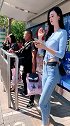 公交车站坐车，偶遇2米高的小姐姐！