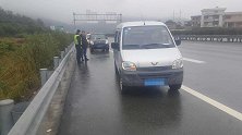 下雨时很多人喜欢开双闪？交警：别让我抓住，这些人不会开车！