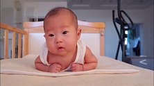 小宝宝趴着练习抬头，圆溜溜的眼睛太可爱了！好想趴上去咬一口