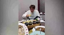 看着真挺香！孙准浩吃山东煎饼 这架势一看就是地道山东人