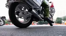 能胜任这份工作，开摩托车的技术也要好