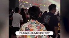 狄波拉携老公捧场谢霆锋演唱会，玩超嗨像小迷妹，73岁依旧少女