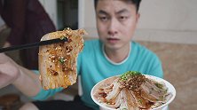 白切肉，小火慢煮半小时，切后淋上料汁，一口一大片，下饭吃过瘾