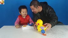 小孩“嘎”一声，小鸭快快跑！