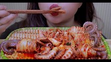 小姐姐吃泡菜包着小章鱼，看着就让人非常有食欲啊
