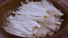 一把金针菇加一个土豆，简单一烫，我家一周吃五次，比吃肉都过瘾