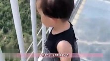 带女娃走玻璃栈道，本想吓唬她，接下来一幕却让宝爸意外吃惊