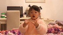 小宝宝给妈妈表演节目，表演的太精彩了，实在是让人感到意外！