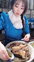 蒙古姑娘吃手把肉，沾着韭花酱吃，真的是美味得很呢