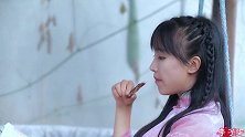 吃着零食看着书，李子柒的闲暇时光过的真是舒心
