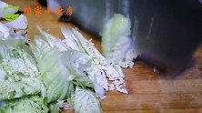 白菜炖冻豆腐这样做，豆腐入味白菜软烂，天儿冷吃一锅全身都暖和