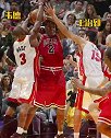 北京奥运韦德上篮被犯规 扭头一看是老队友大郅拍手示意