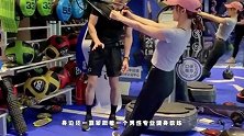 袁姗姗健身房卖力拉练！穿紧身裤炫一双细腿，身旁男教练全程保护