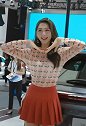 2019国际车展：颜值超美靓丽美女车模玩起剪刀手可爱