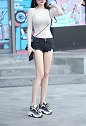 街拍时尚美女达人，靓丽美女姐妹花街头比腿谁长