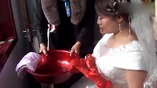 河北农村婚礼，新郎脚踩棒槌蹲着吃饺子，真好玩啊！