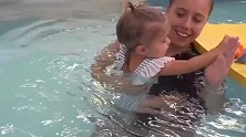 双胞胎学游泳，妹妹已经可以自己游了，实在是太厉害了！