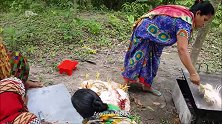 200个印度村民野外聚餐，看看他们杀了多少只鸡，这样煮够吃吗