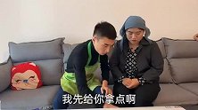 儿子怕老婆，趁儿媳回娘家偷把妈接来吃顿饱饭，不料儿媳返回来了
