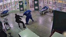 现场曝光！美国女狱警给囚犯拿厕纸，头部突遭后者重拳袭击倒地