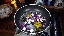 茄子和什么菜搭配最合适，我认为茄子和酸菜搭配最合适
