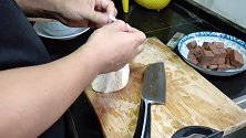 鸭血豆腐蘑菇汤，这道清淡养胃的汤最适合炎热的夏天