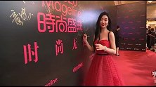 COSMO时尚盛典红毯，李紫婷红S波点抹胸裙