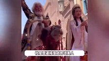 张纪中一家新疆骑骆驼，73岁单手抱娃，杜星霖孕肚明显精力旺盛